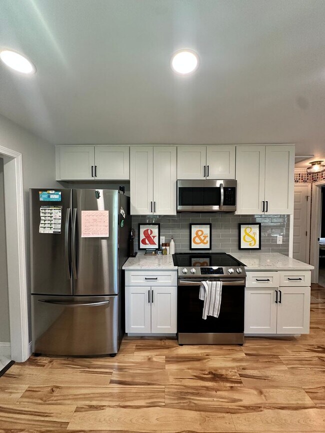 Foto del edificio - Classic Savannah Cottage with Modernized Interior, Fully Fenced Backyard