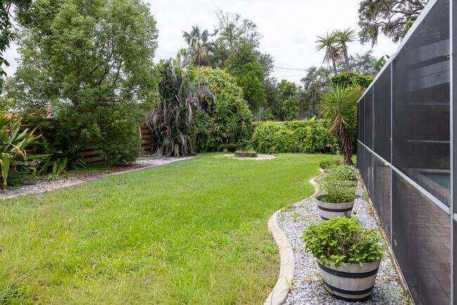 Building Photo - 615 Valle Vista Dr