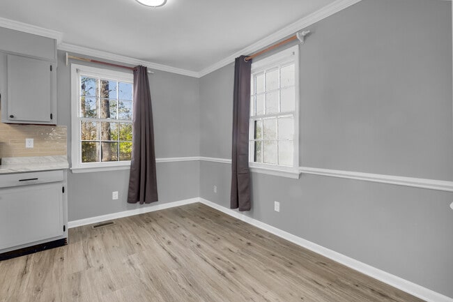 Building Photo - 817 Edgewood Dr