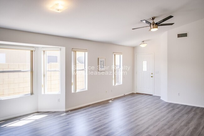 Foto del edificio - 4366 E Hartford Ave