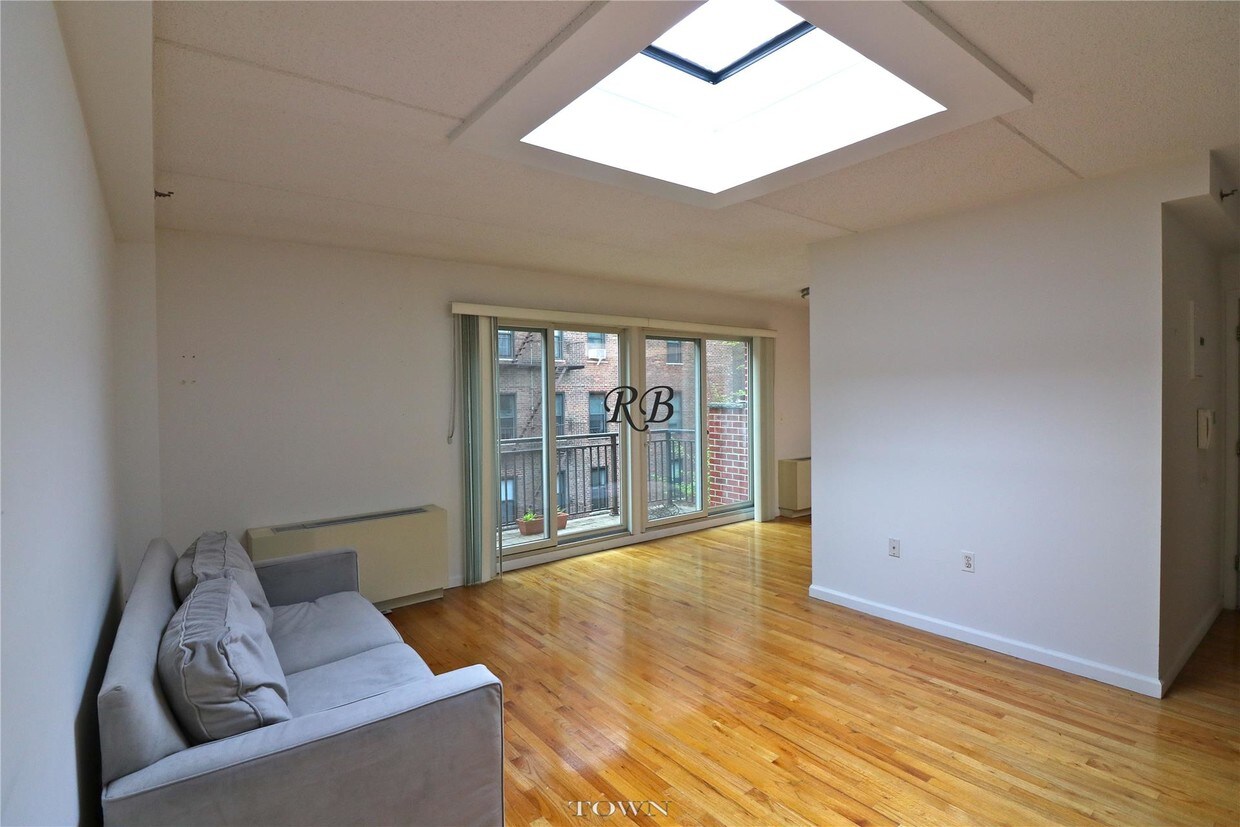 Primary Photo - 10344 68th Ave