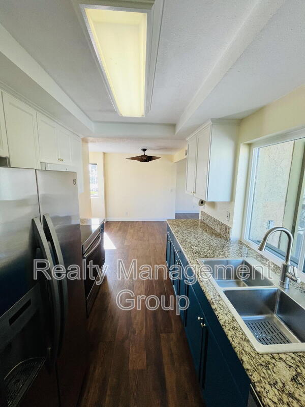 Foto del edificio - 7360 Park Ridge Blvd