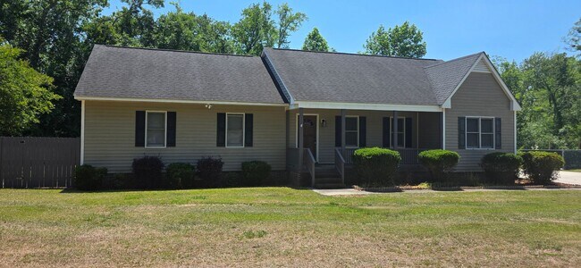 Building Photo - Nice Home with Many Amenities