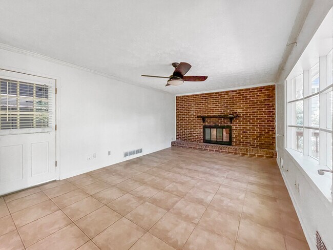 Foto del edificio - 5-Bed, 2.5-Bath Home with Deck & Covered P...