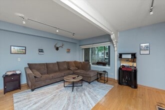 Building Photo - 3223 N Kenmore Ave