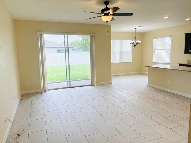Building Photo - 12512 NW Stanis Ln
