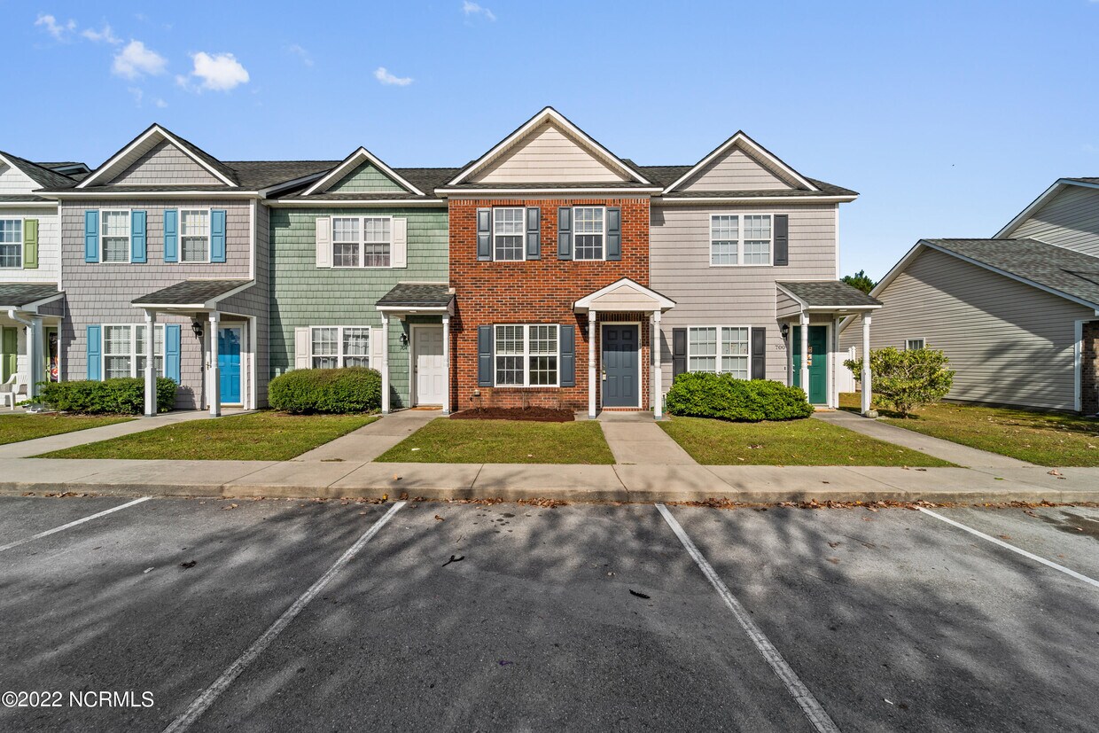 702 Springwood Dr, Jacksonville, NC 28546 Townhome Rentals in Jacksonville NC