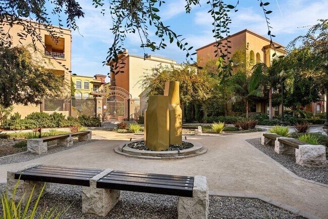 Foto del edificio - UPTOWN DISTRICT Ground Floor End Unit-2 Bedroom / 2 Bathroom-AVAILABLE NOW!