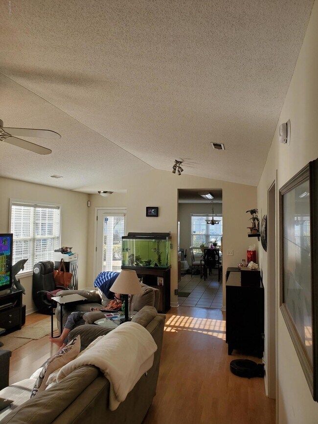 Building Photo - 7428 Ern Way