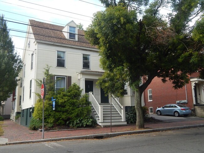 Building Photo - 260 Brackett St