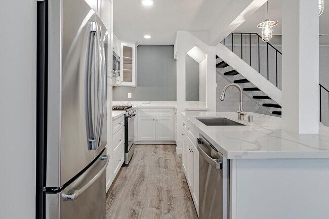 Foto del edificio - Fully Updated 2 Bedroom 1 Bath Condo