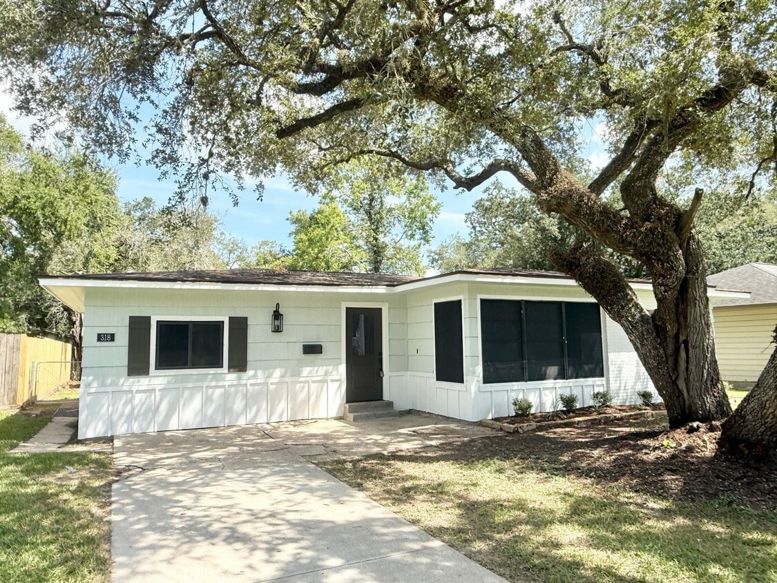 Primary Photo - Incredible 5/2 Home in Lake Jackson! Lots ...