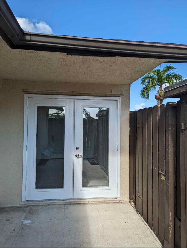 Foto del edificio - 1504 Waterview Cir