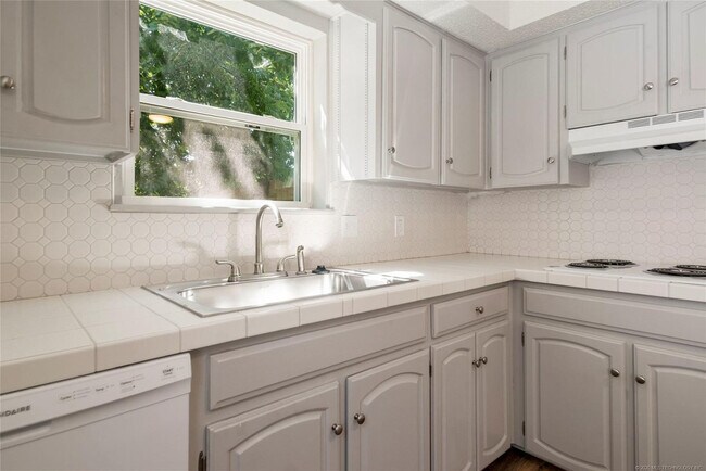 Foto del edificio - Lafortune Park Duplex