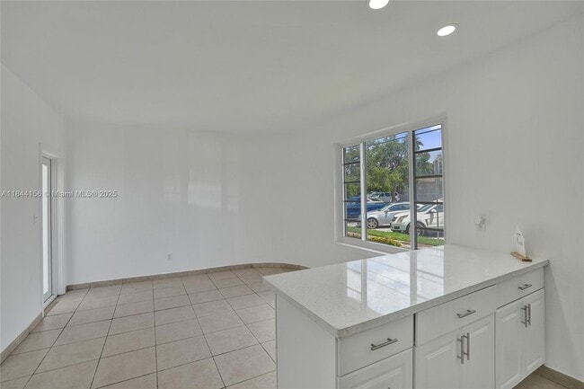 Foto del edificio - 2160 Bay Dr
