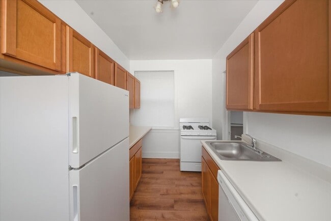 Foto del edificio - 735.5 Hinman Ave