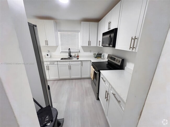 Building Photo - 3361 NW 5th Pl