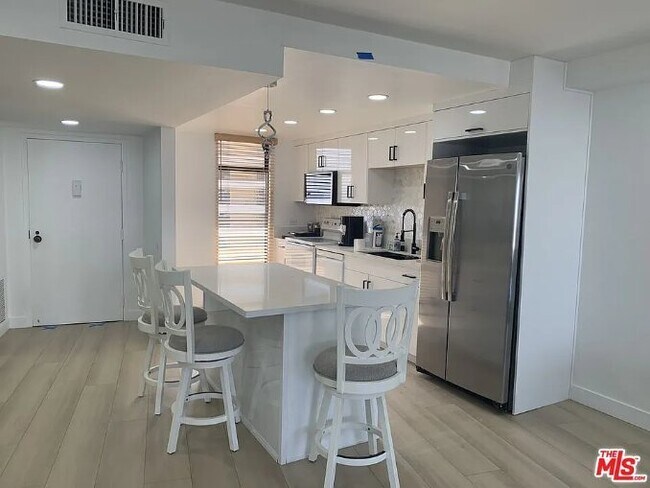 Foto del edificio - 4265 Marina City Dr