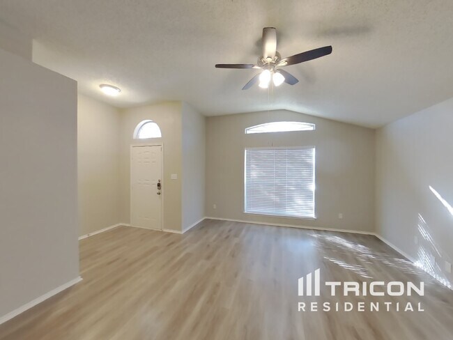 Building Photo - 327 Moss Hill Drive Arlington TX