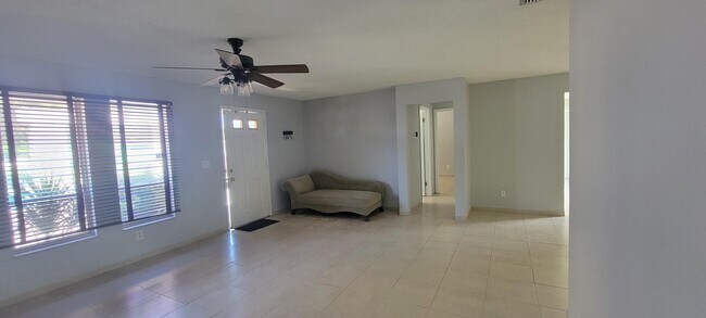 Building Photo - 1502 SE Hearne Ct