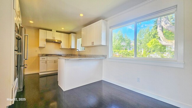 Building Photo - 3 Bed, 2 Bath Apartment in Prime Roosevelt...