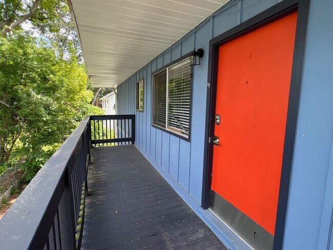 Building Photo - Nicely renovated 2 bedroom, 1 bathroom uni...