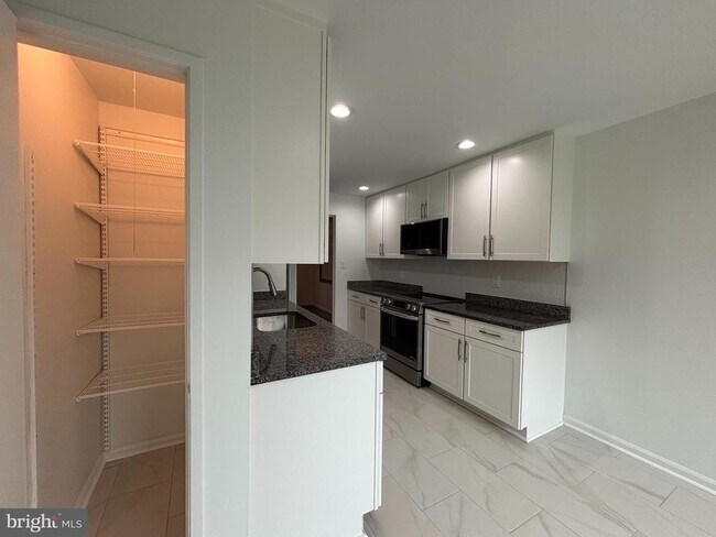 Foto del edificio - 8022 Inverness Ridge Rd