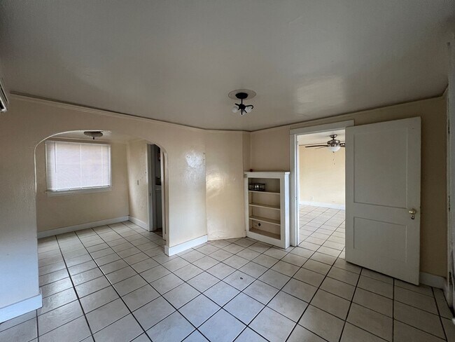 Foto del edificio - 806-A E Lockhart Ave
