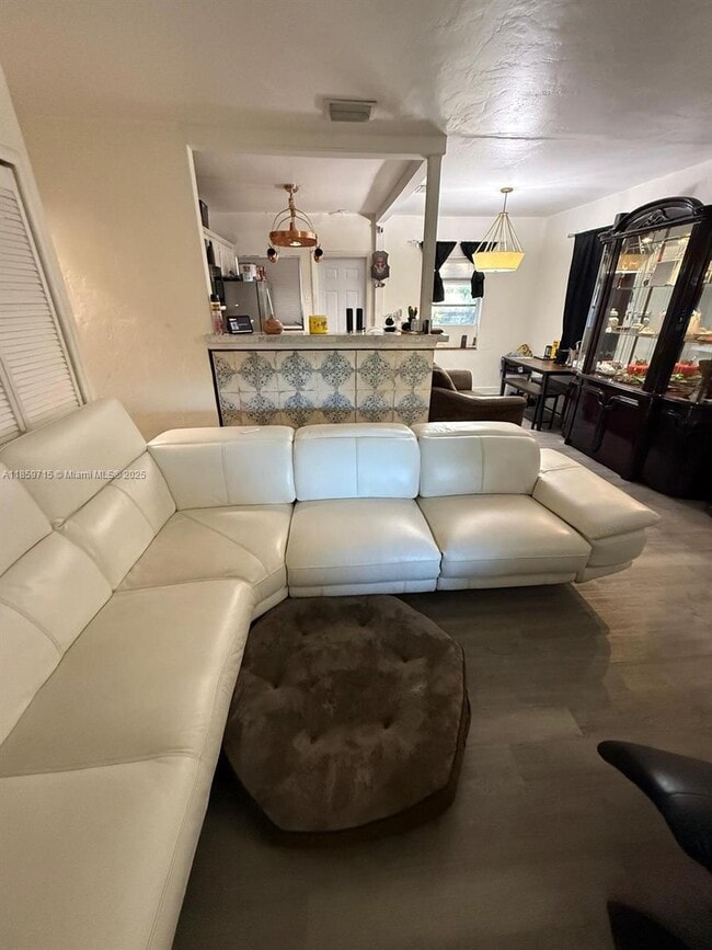 Foto del edificio - 3 bedroom in Miami Spring FL 33166