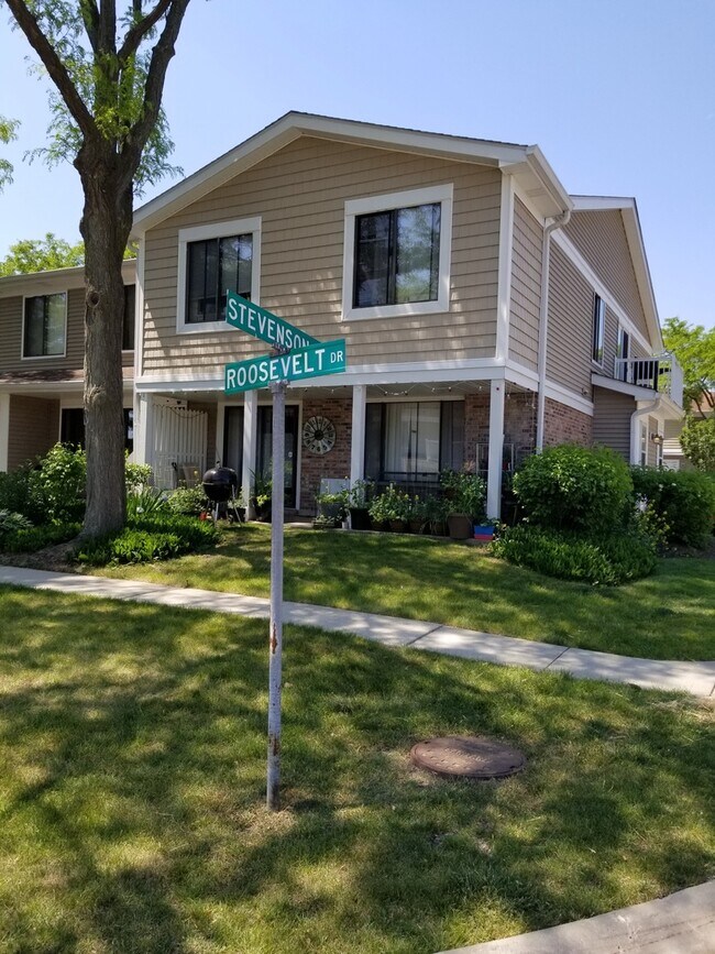 Building Photo - 1113 Eisenhower Ct