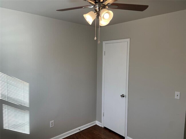 Building Photo - 228 W 9th St