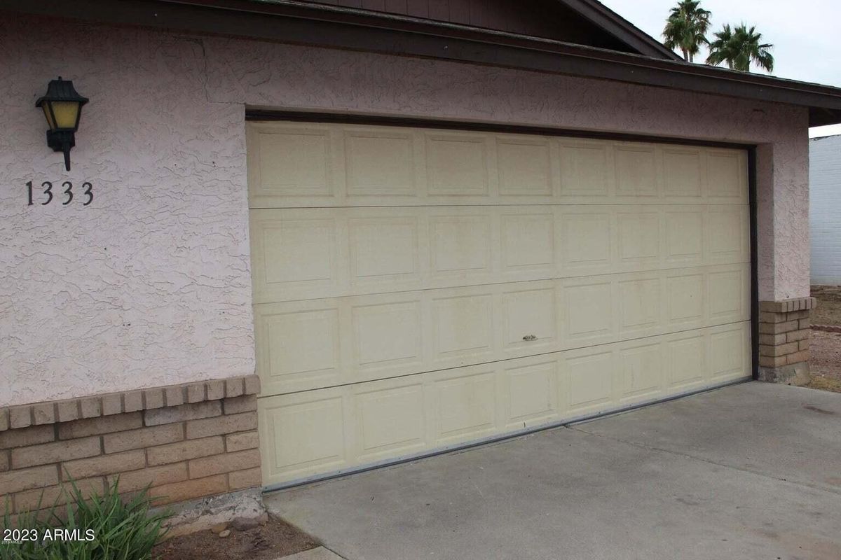 Building Photo - 1333 E Grove Cir