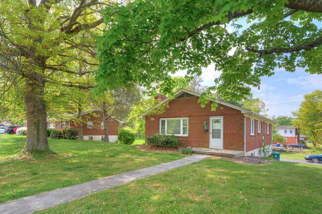 Building Photo - 1000 Willard Dr SE