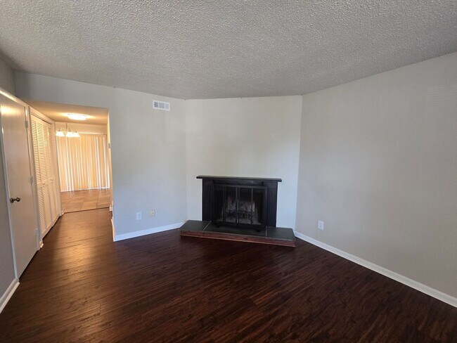 Building Photo - Stylishly Renovated End-Unit Townhome with Easy Raleigh Access