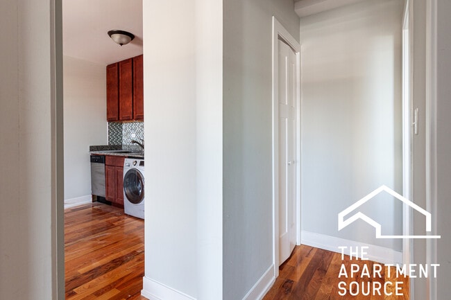 Building Photo - 560 W Arlington Pl