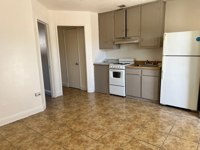 Building Photo - 404 Center St