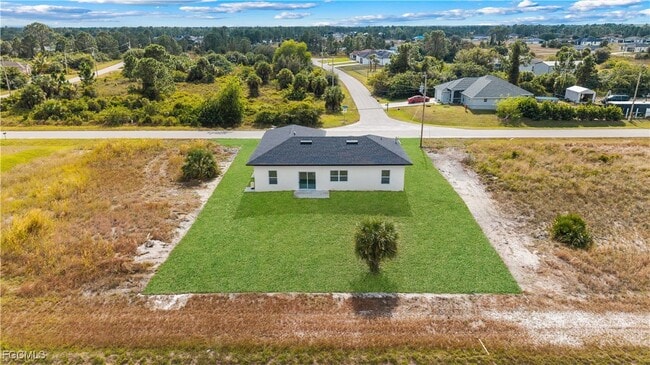 Building Photo - 837 Colyer St E