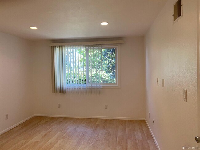Building Photo - 415 Panorama Dr