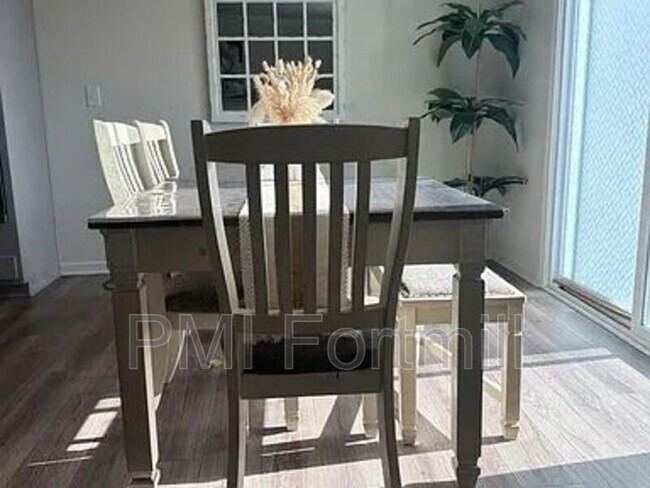 Foto del edificio - 1714 Woodend Dr