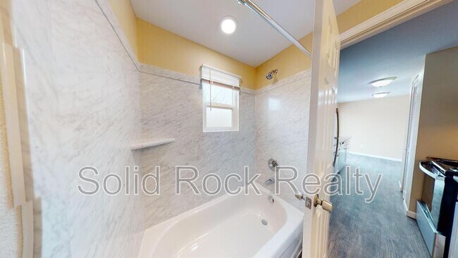 Foto del edificio - 2411 E St Vrain St