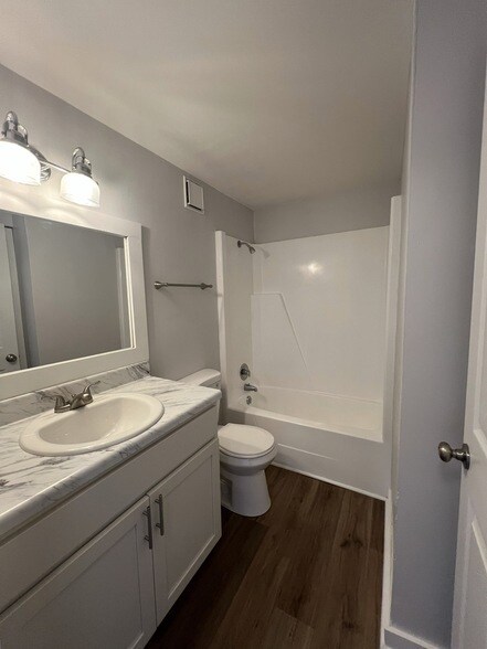 Foto del edificio - 2421 Madison St