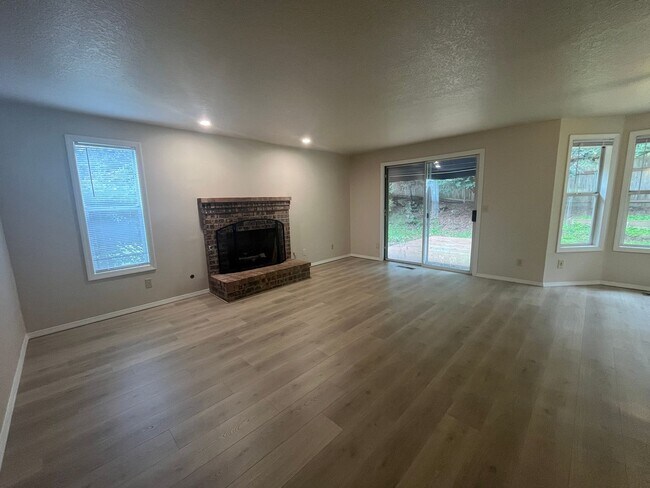 Building Photo - Beautifully Updated West Linn Home Near West Linn High School