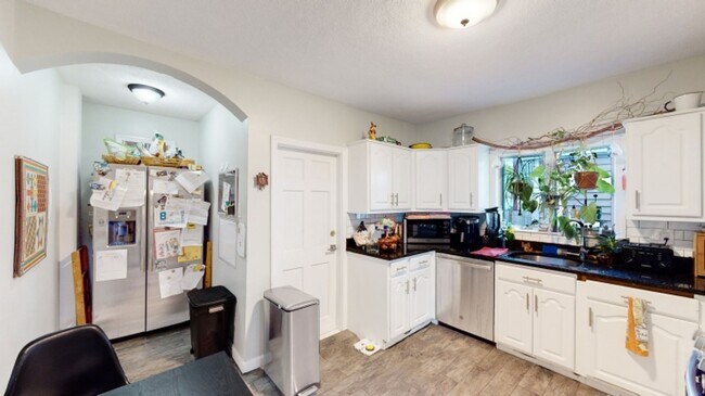Foto del edificio - Beautifully updated 3 bed near the Green Line in Somerville!