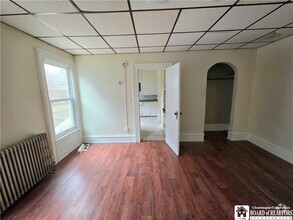 Building Photo - 329 Crossman St