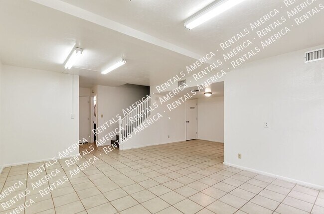 Building Photo - Great central location, near I-10, schools...