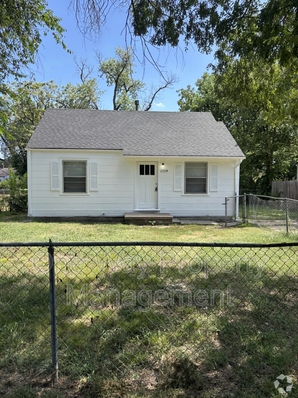 Building Photo - 1729 E Looman St