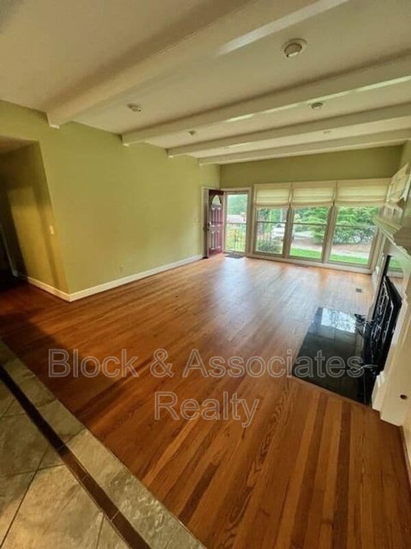 Building Photo - 1608 Pineview Dr