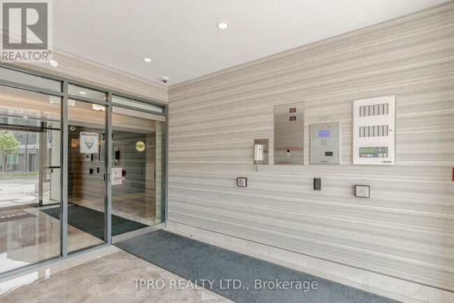 Building Photo - 101-101 Shoreview Pl