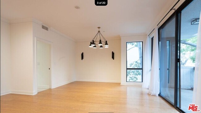 Foto del edificio - 324 N Palm Dr