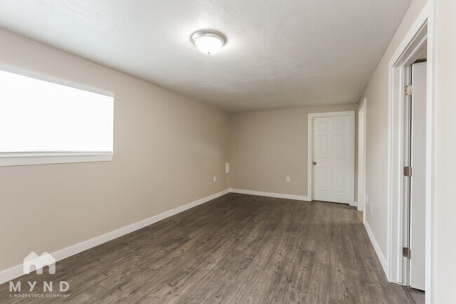 Building Photo - 4943 S Farah Dr
